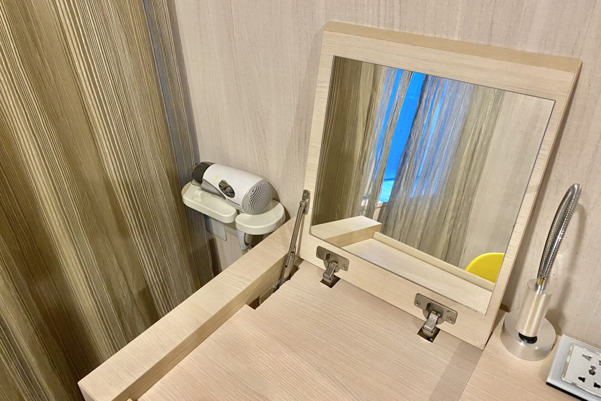 「YOMI hotel」鏡とドライヤー