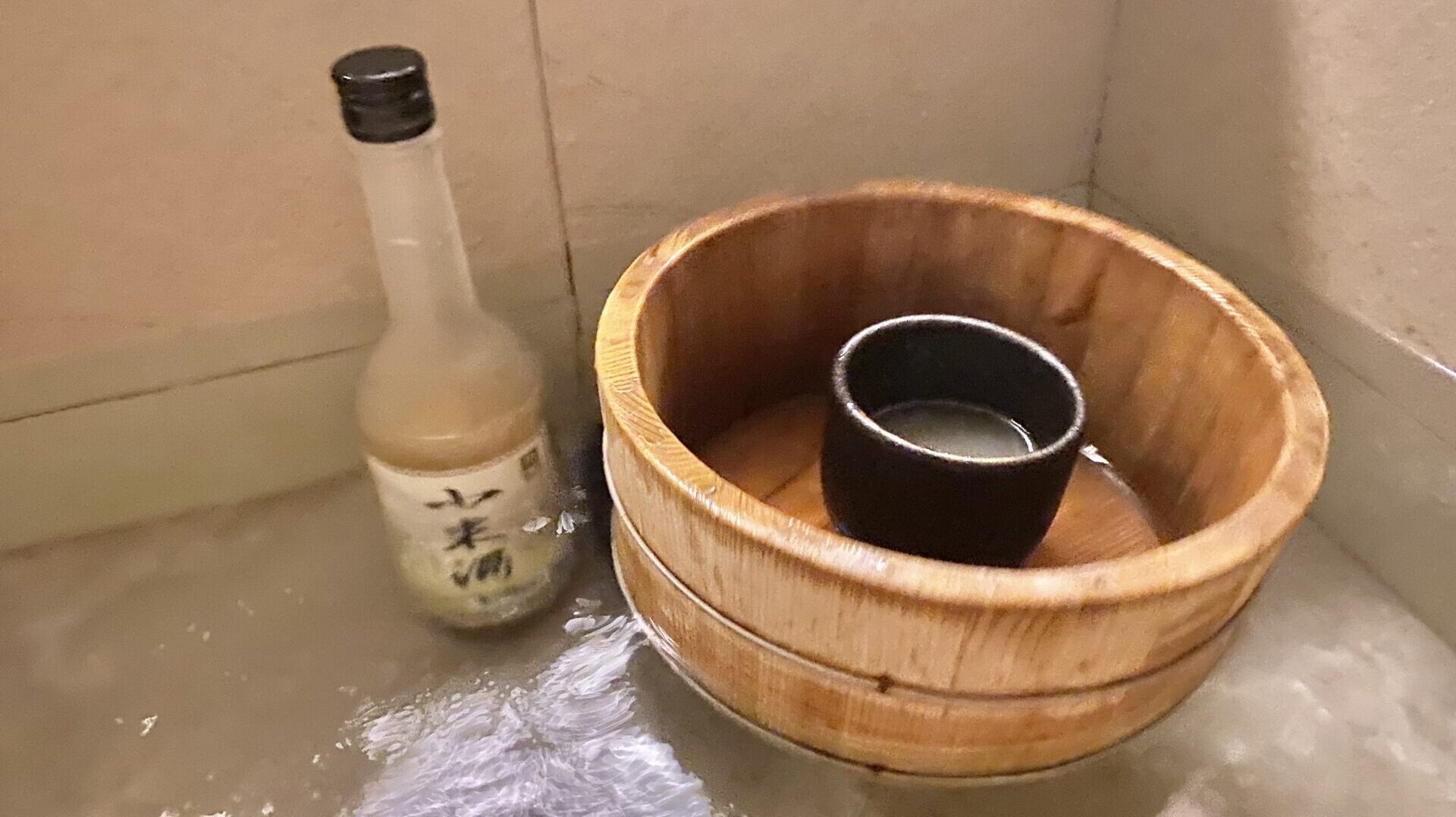 温泉で飲む小米酒