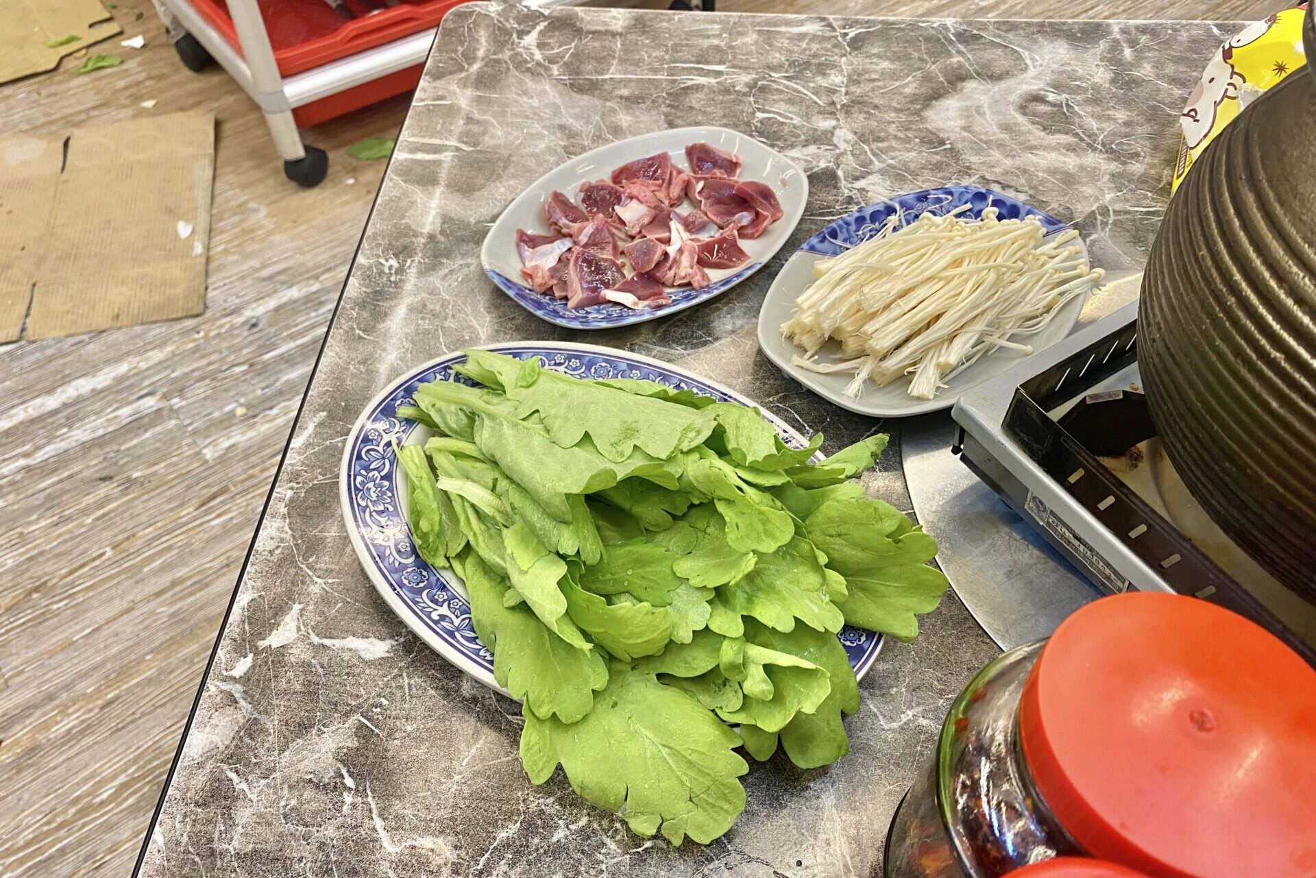 鍋に入れる野菜とお肉