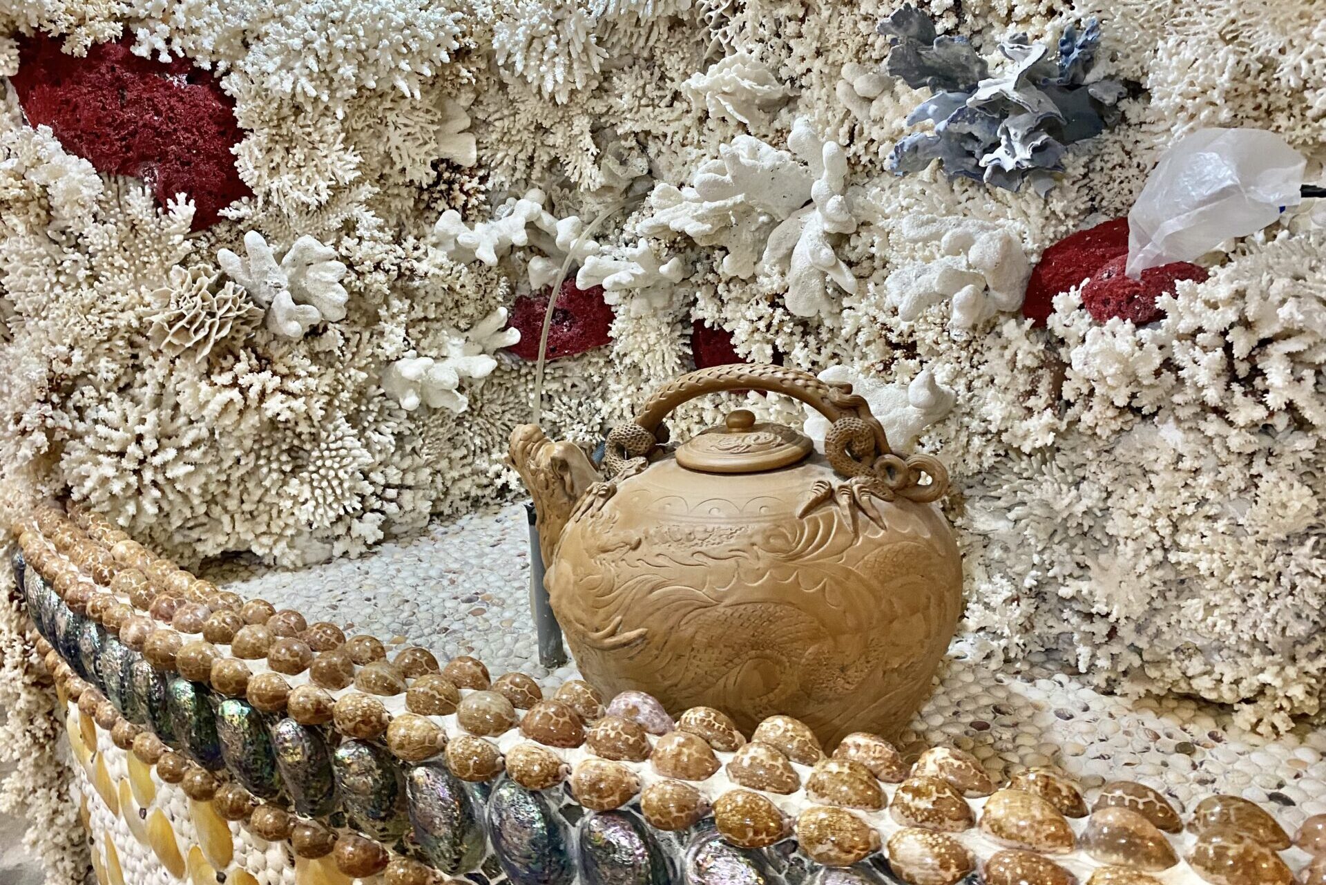 珊瑚と貝殻でできた彫刻（壺）