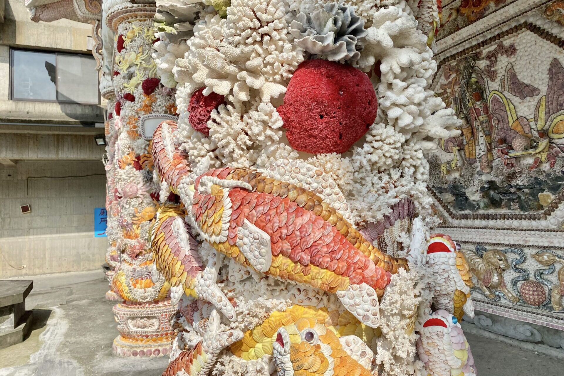 珊瑚と貝殻でできた柱（魚）