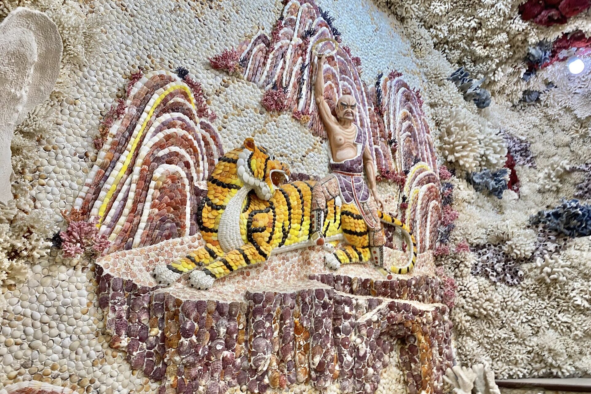 珊瑚と貝殻でできた壁（虎と人）
