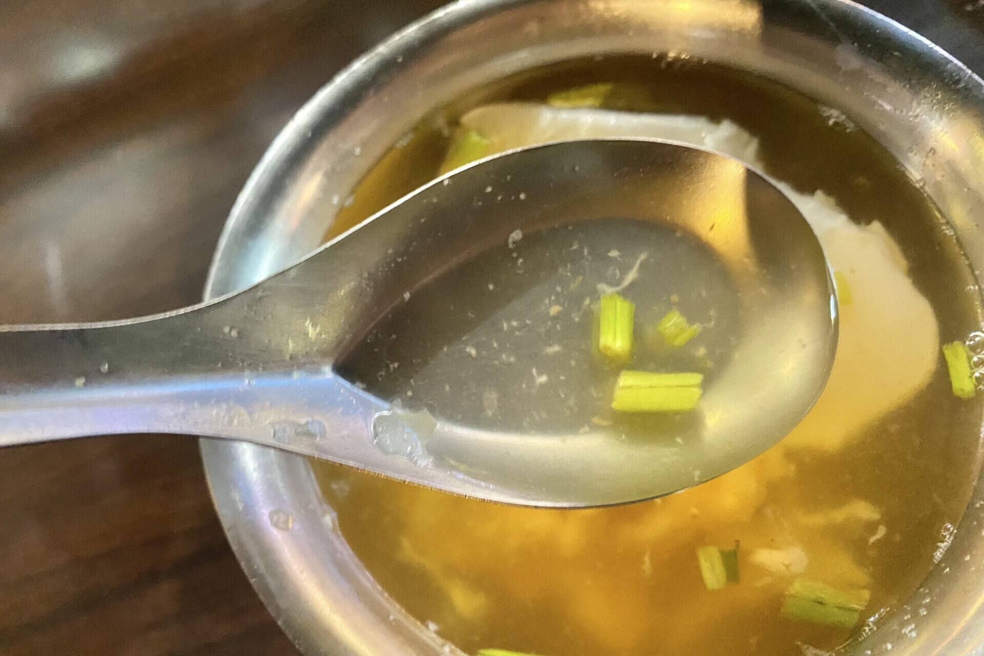 透き通った黄金スープとセロリ